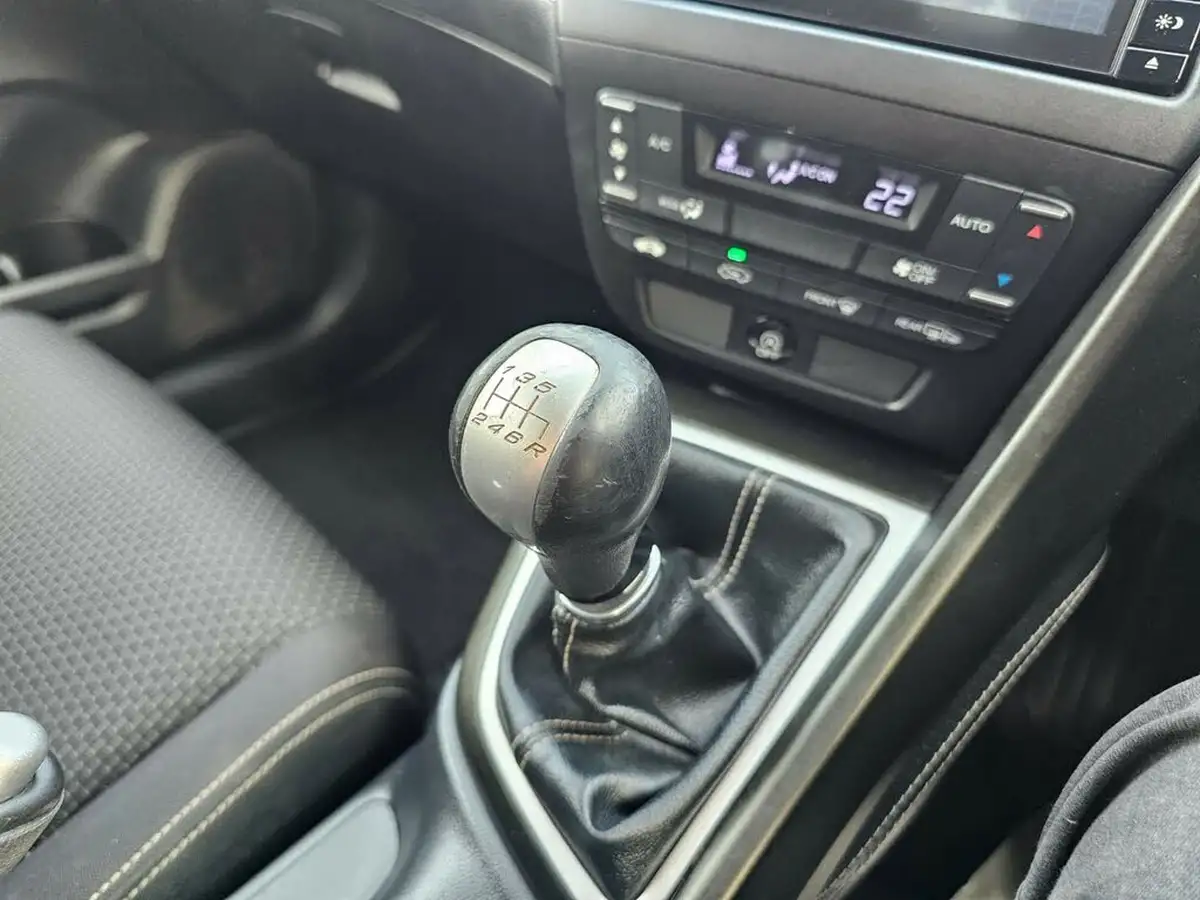 2015-honda-civic-16-i-dtec-s-honda-connect-with-navi-tourer-big-16