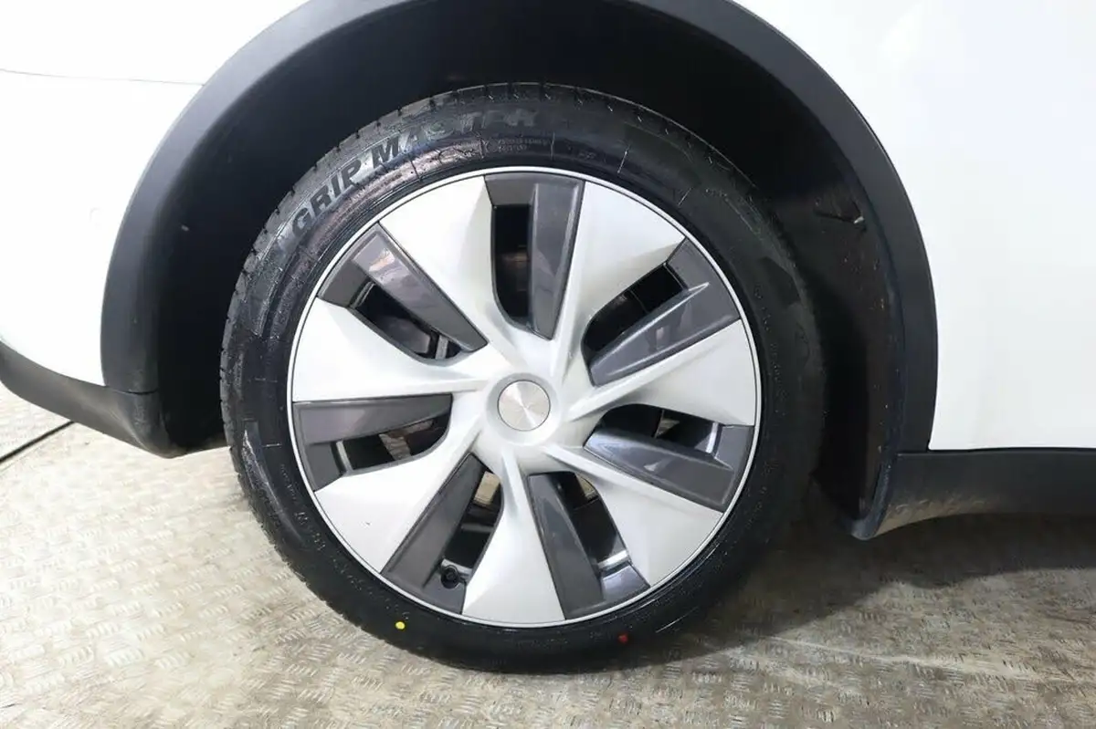 2022-tesla-model-y-e-long-range-big-19