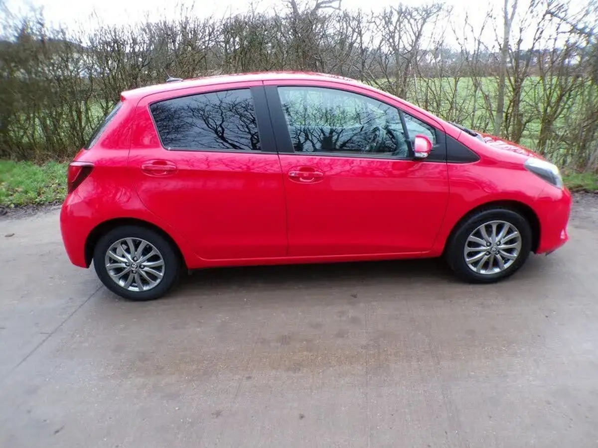 2016-toyota-yaris-133-icon-vvt-i-5d-big-3