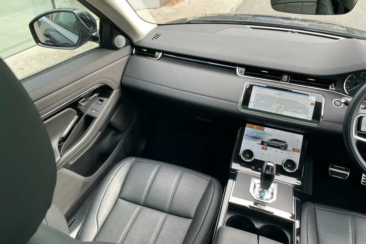 2023-land-rover-range-rover-evoque-15-p300e-r-dynamic-hse-big-14