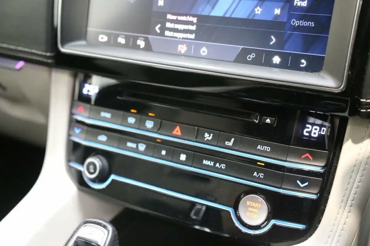 2019-jaguar-f-pace-50-v8-sc-svr-ss-big-27