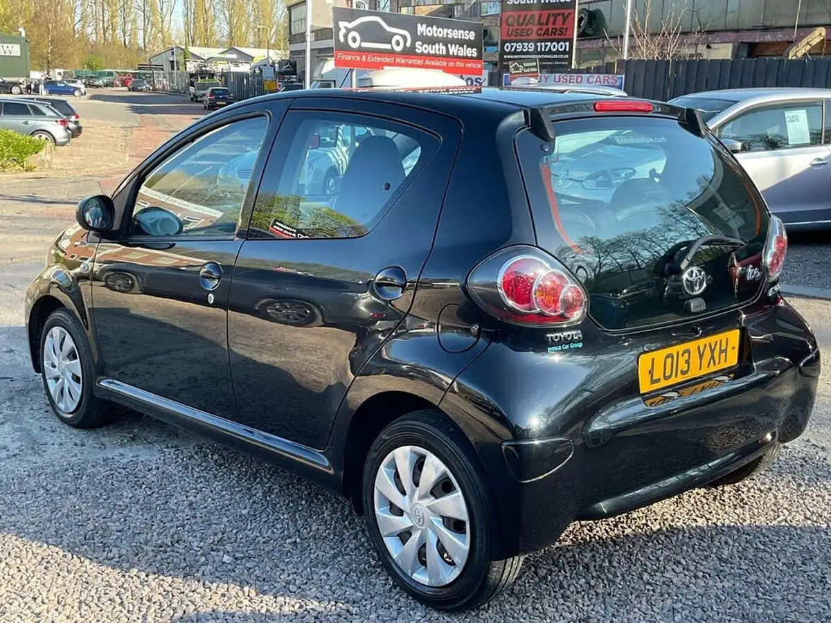 2013-toyota-aygo-10-aygo-ice-5d-big-2