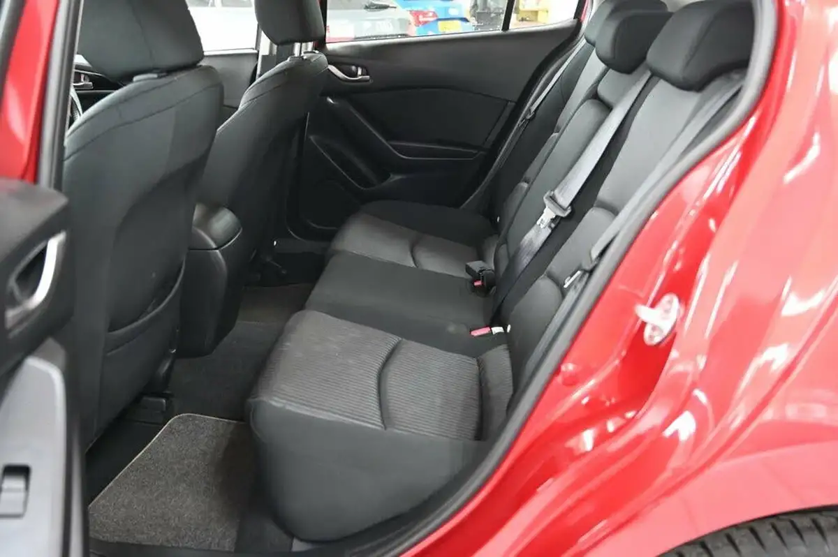 2014-mazda-mazda3-20-se-hatchback-5d-big-14