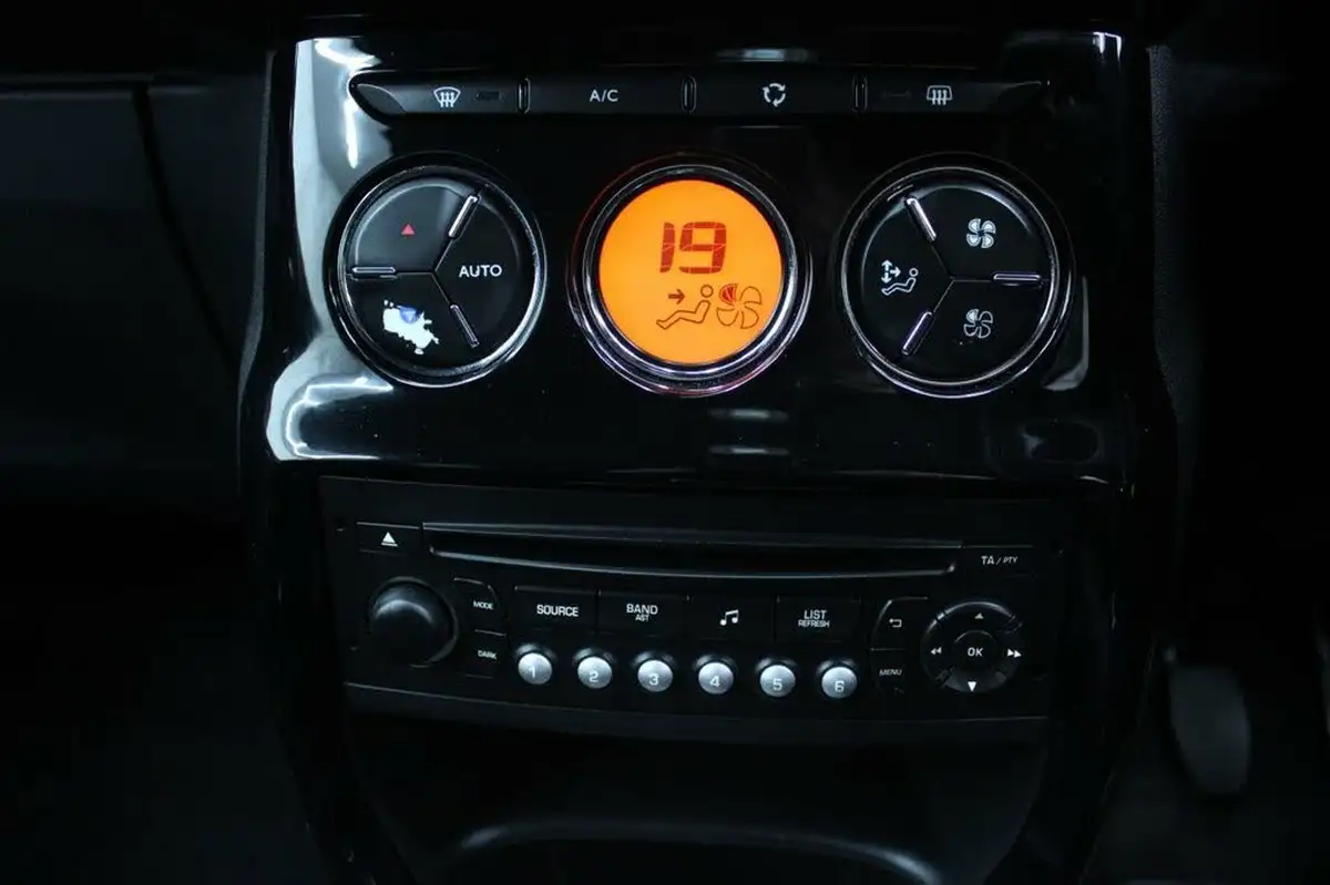 2013-citroen-ds3-16-dstyle-plus-vti-big-20
