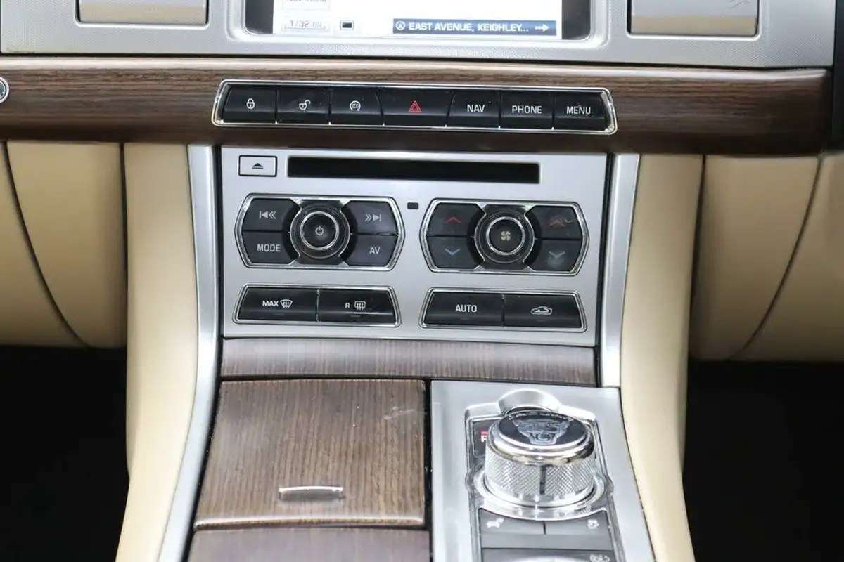 2014-jaguar-xf-22td-luxury-163ps-saloon-4d-big-9