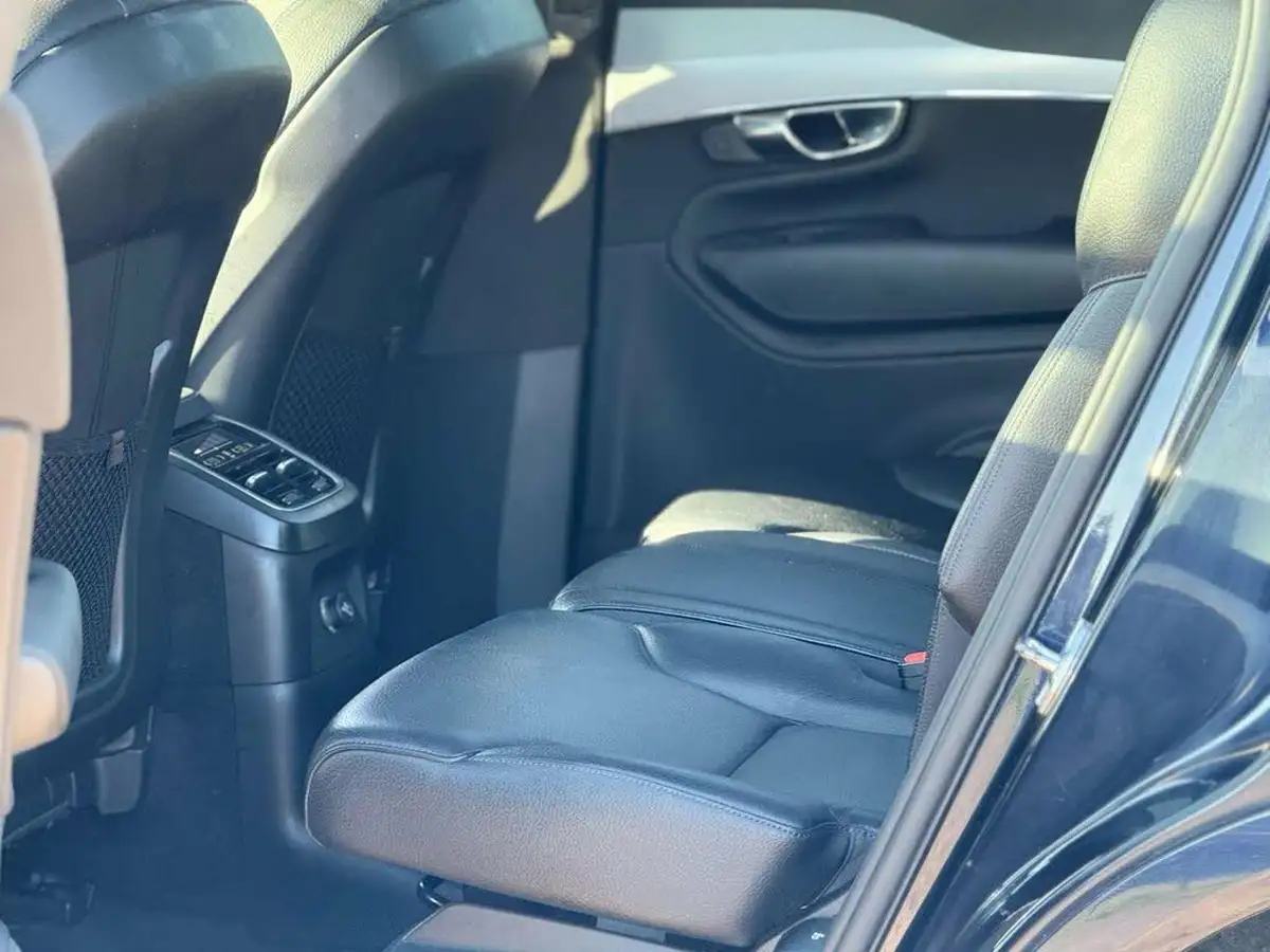 2016-volvo-xc90-20-t8-momentum-big-36