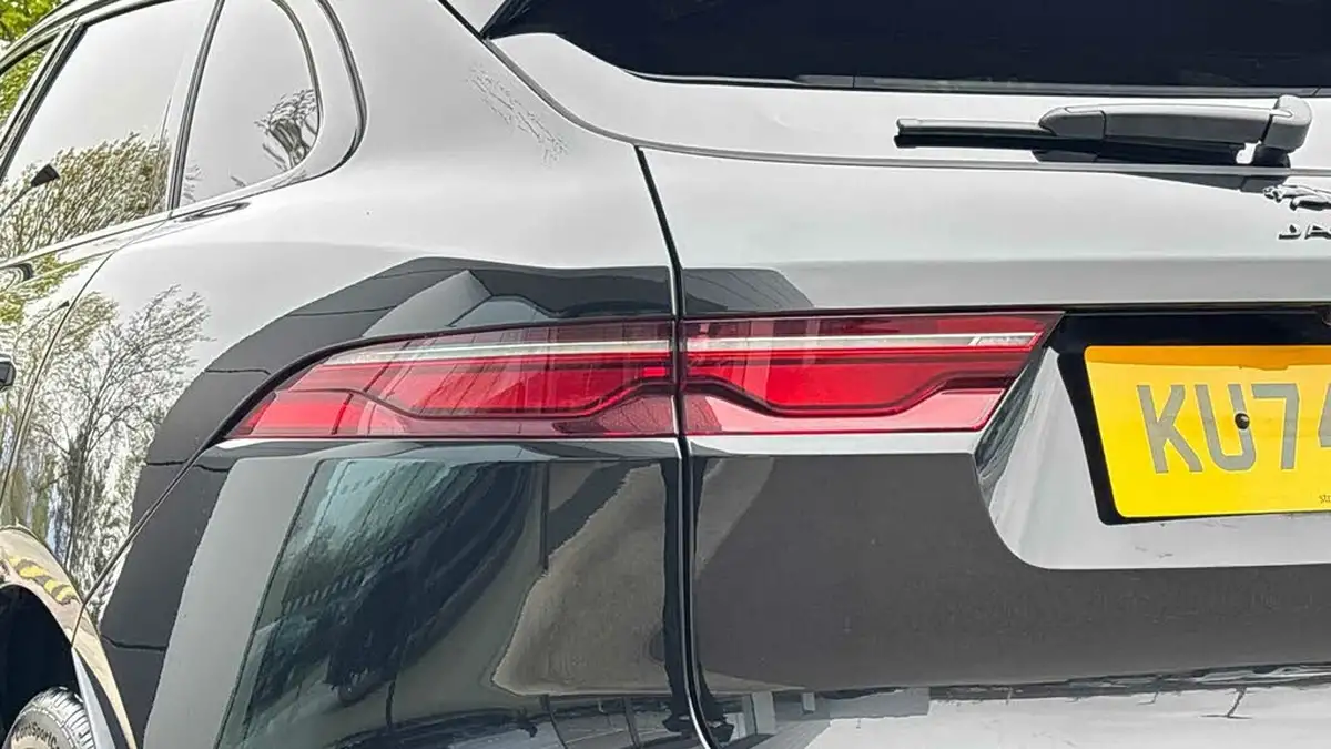 2024-jaguar-f-pace-20-d200-r-dynamic-hse-black-big-18