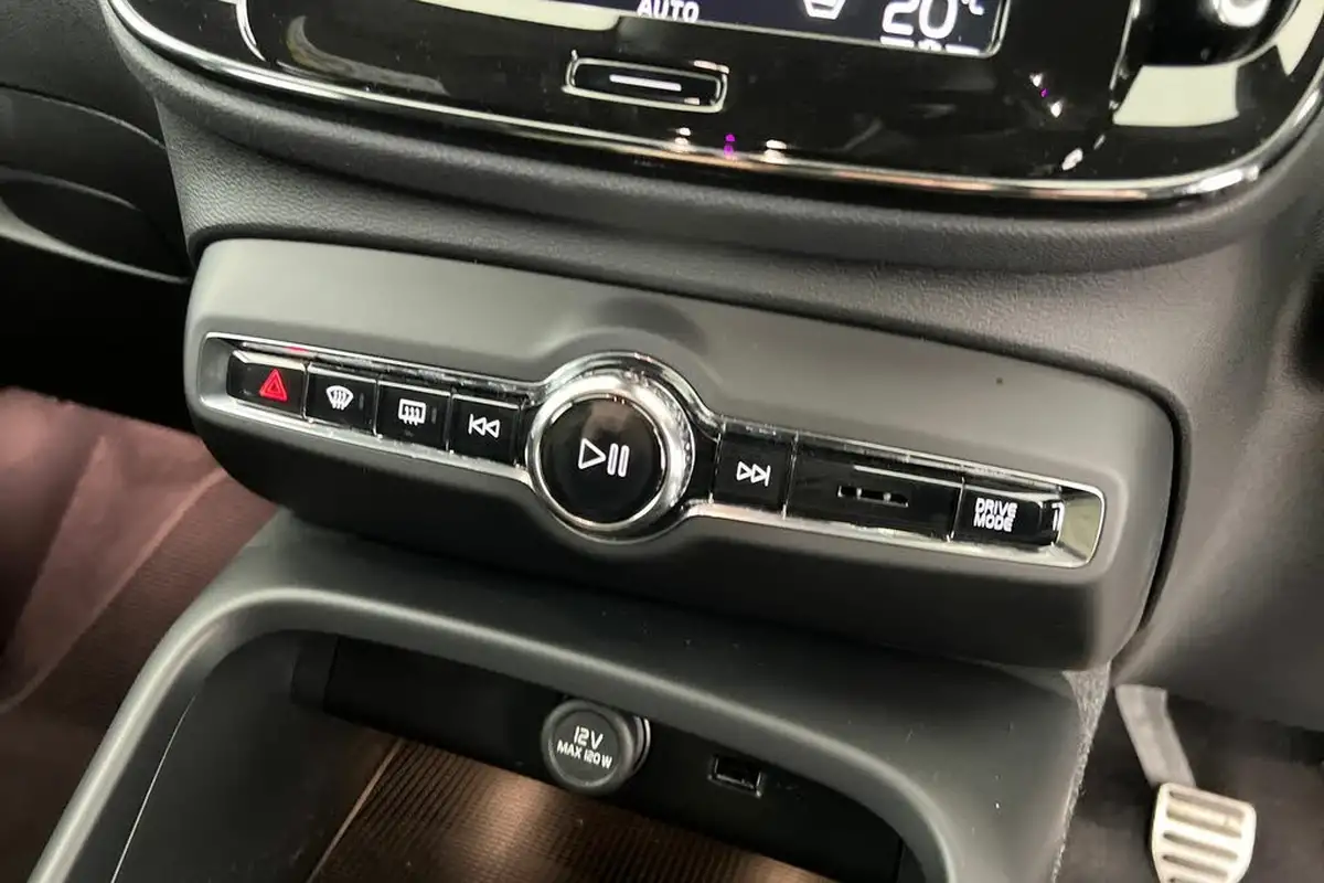 2022-volvo-xc40-15-t3-r-design-big-13