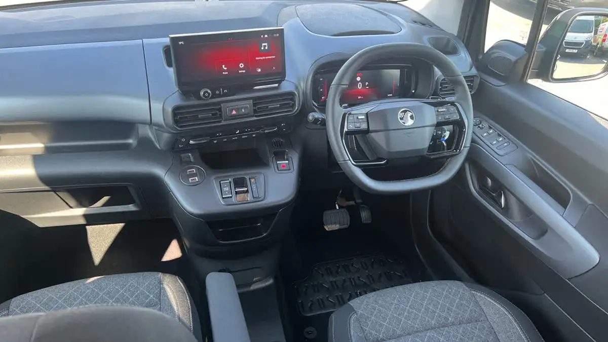 2024-vauxhall-combo-life-e-ultimate-xl-7st-big-3