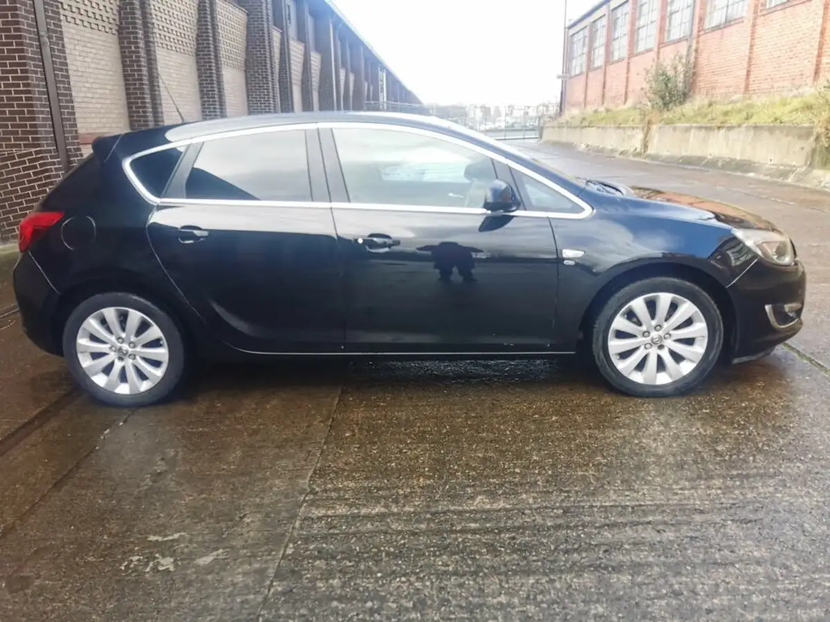 2015-vauxhall-astra-16-elite-hatchback-big-9