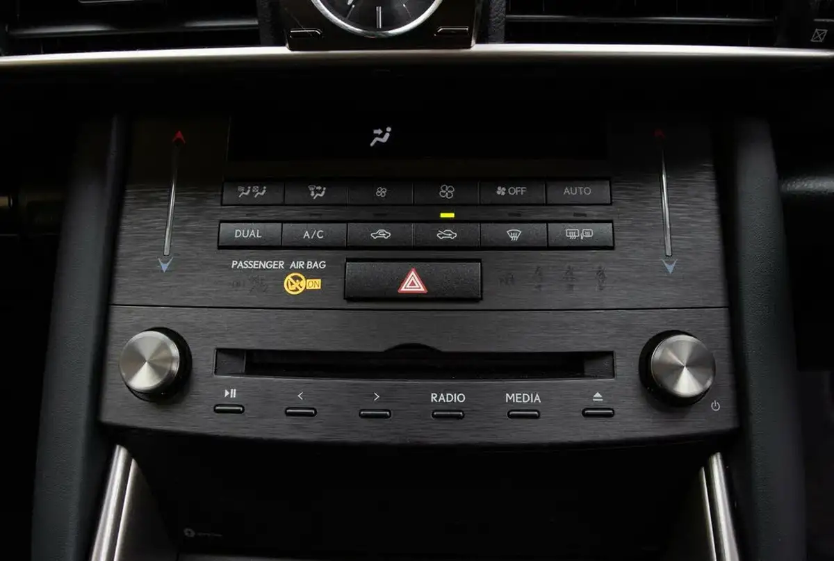 2019-lexus-is-300h-25-is-big-31