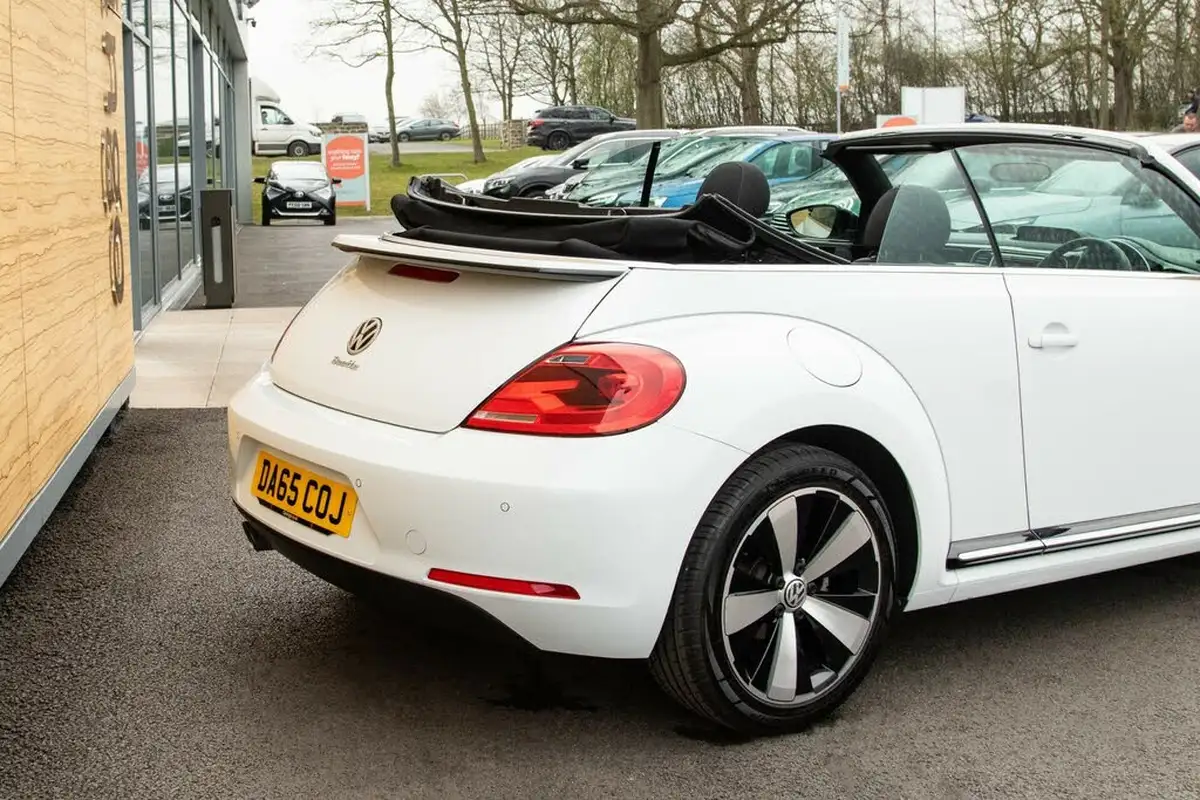 2015-volkswagen-beetle-20tdi-sport-150ps-bmtss-cabriolet-2d-dsg-big-8