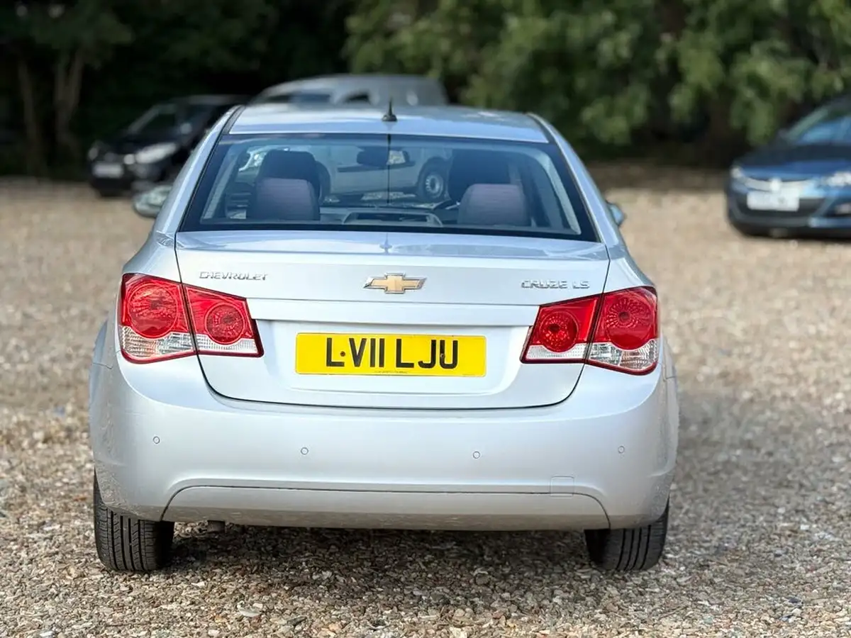 2011-chevrolet-cruze-16-ls-saloon-4d-auto-big-8