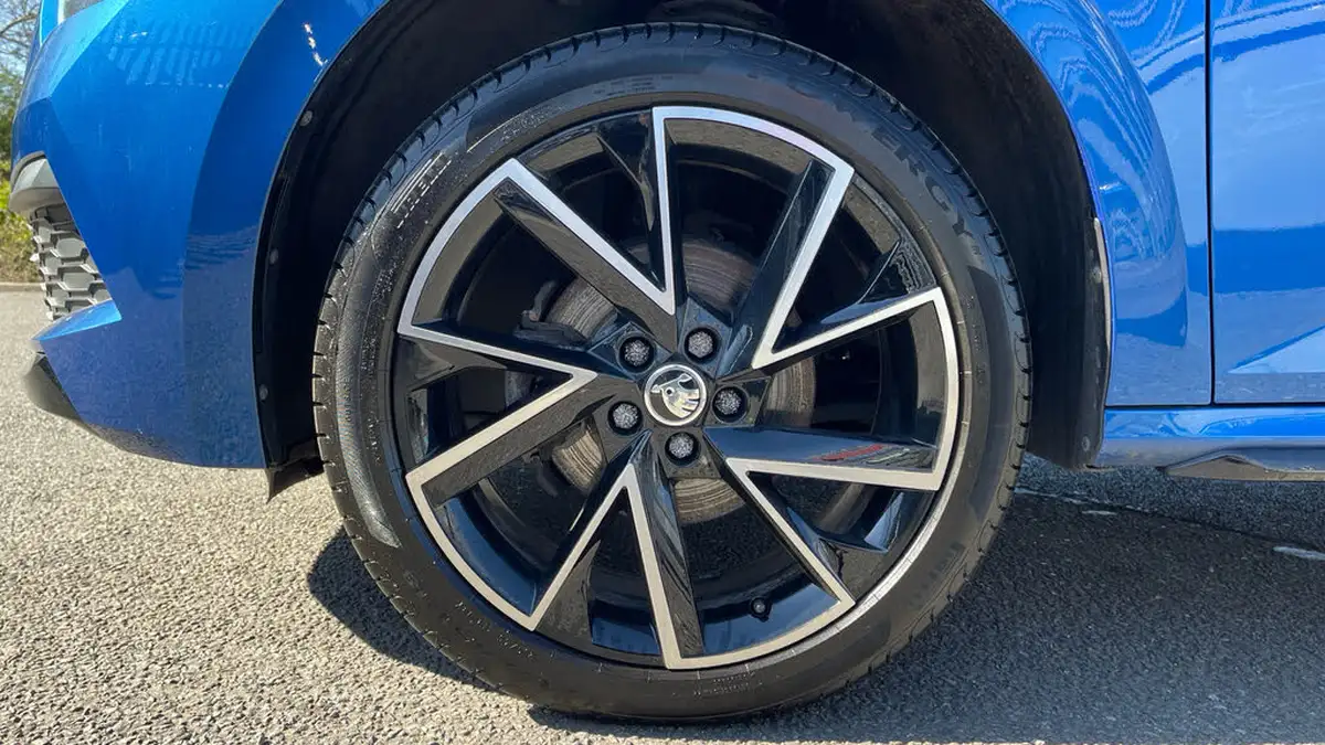 2022-skoda-kamiq-10-tsi-monte-carlo-109ps-big-16