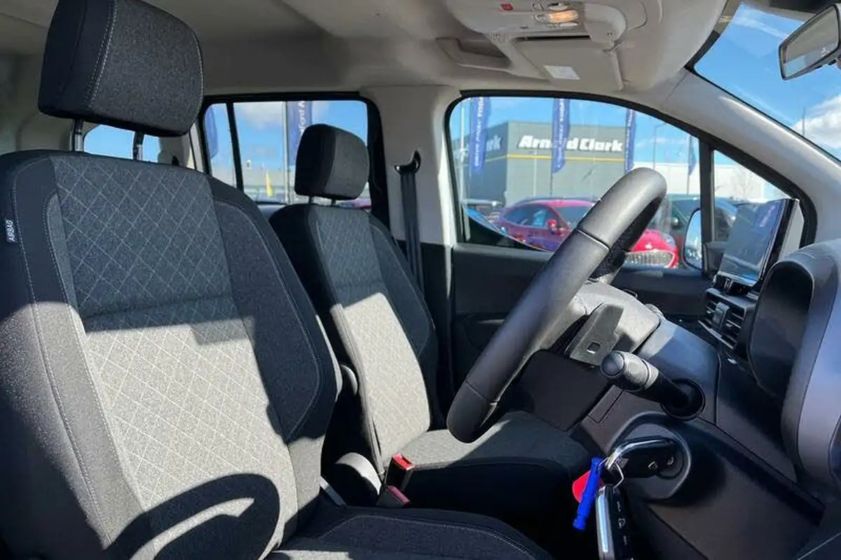 2024-vauxhall-combo-life-e-ultimate-big-16