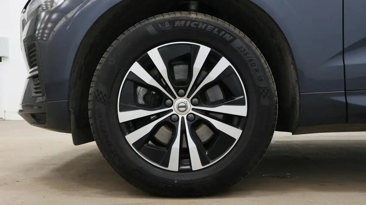 2024-volvo-xc60-20-b5-core-big-3