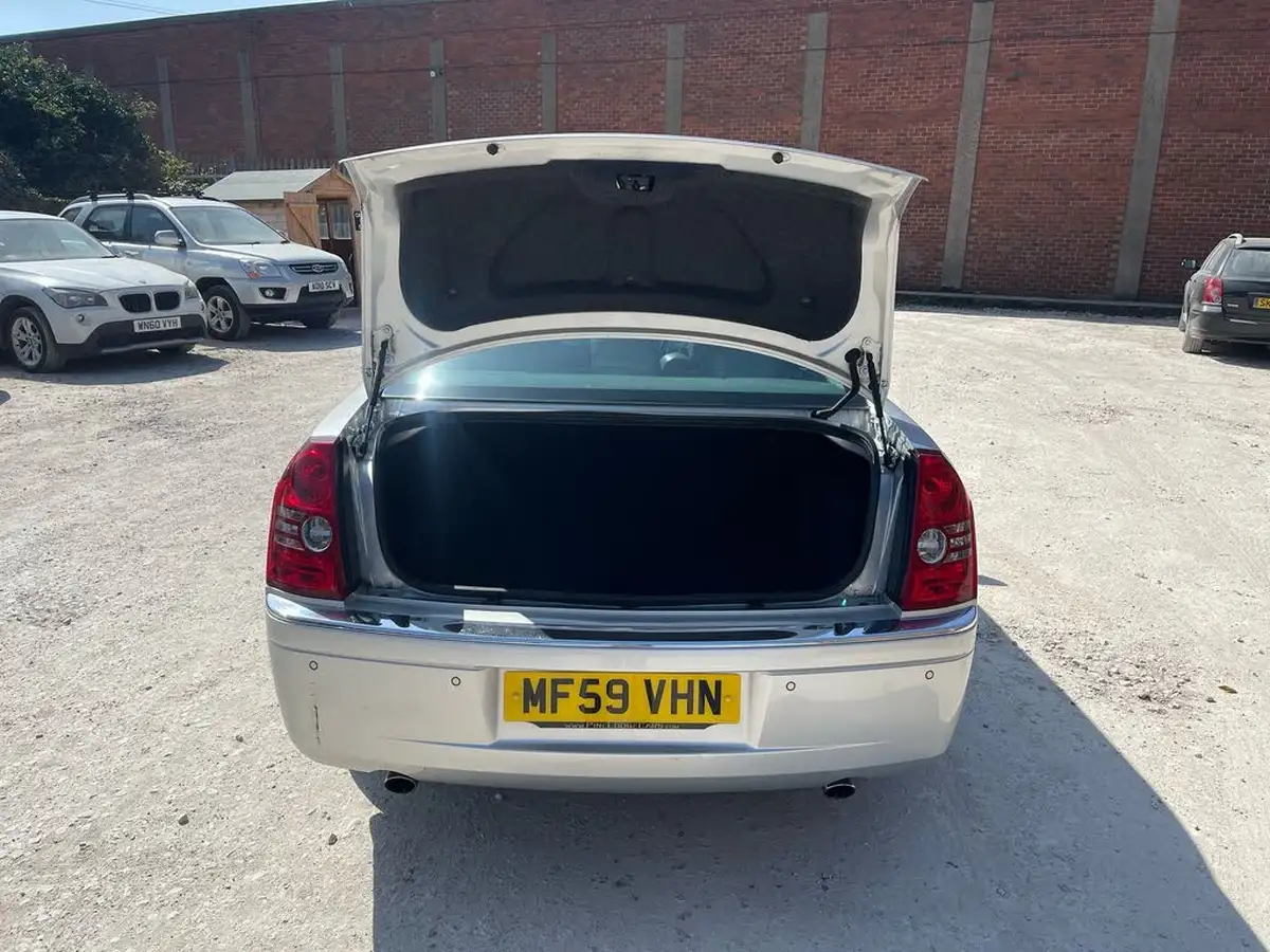 2009-chrysler-300c-30td-saloon-4d-big-12