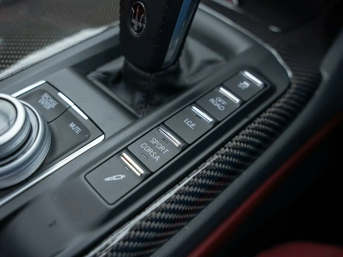 2022-maserati-levante-38-trofeo-big-26