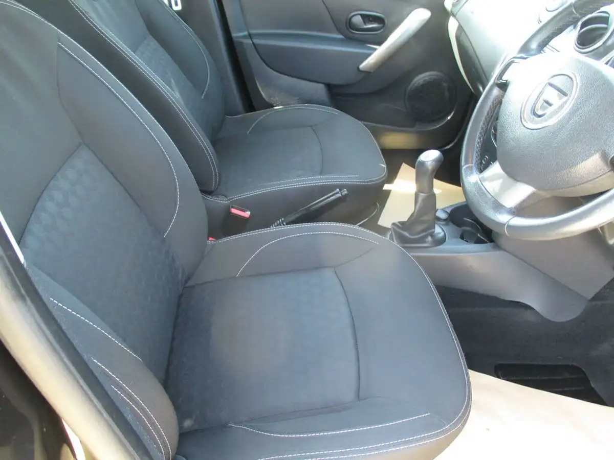 2013-dacia-sandero-12-laureate-big-17