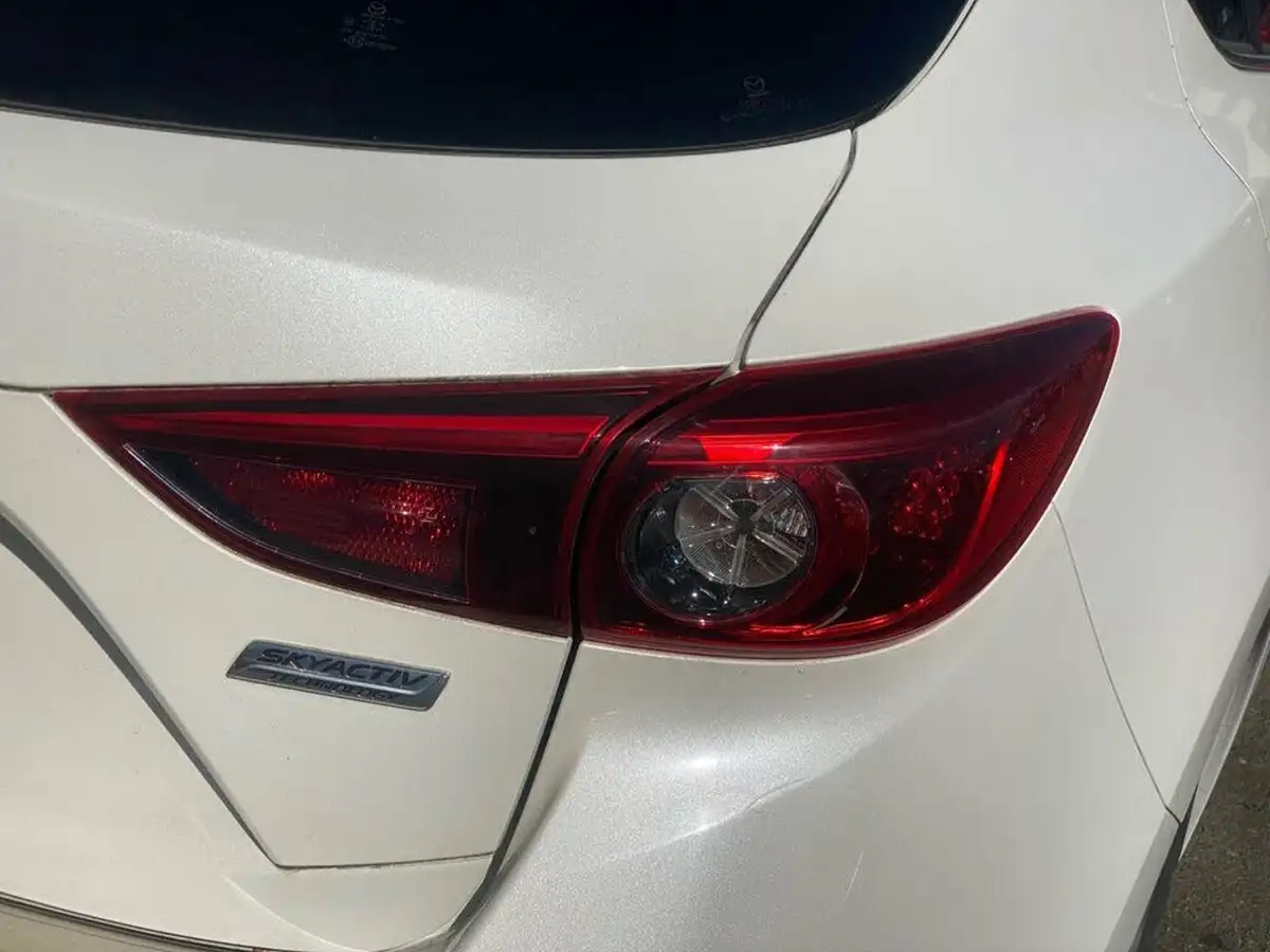 2015-mazda-mazda3-20-se-l-nav-hatchback-5d-big-35