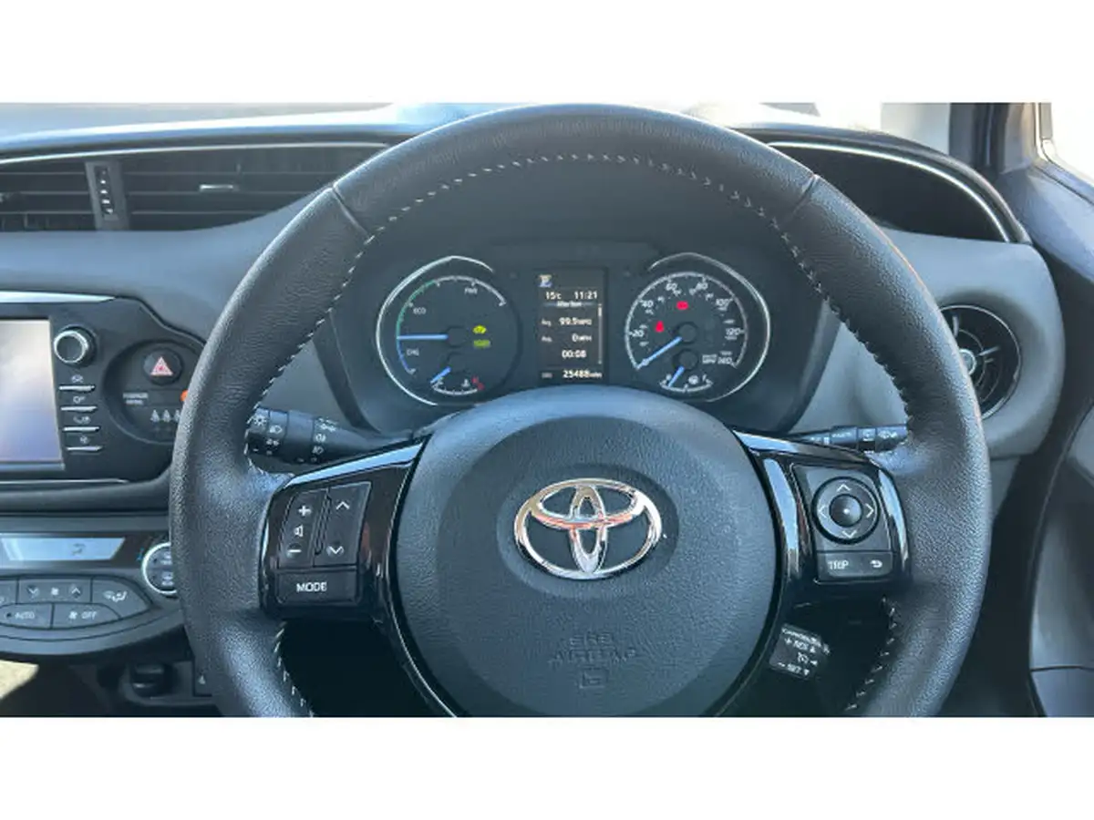 2017-toyota-yaris-15-vvt-i-icon-tech-98bhp-hybrid-1497cc-e-cvt-big-7