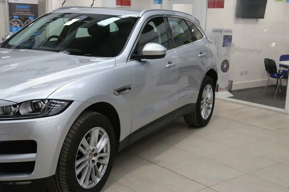 2016-jaguar-f-pace-20-i4d-portfolio-awd-auto-big-2