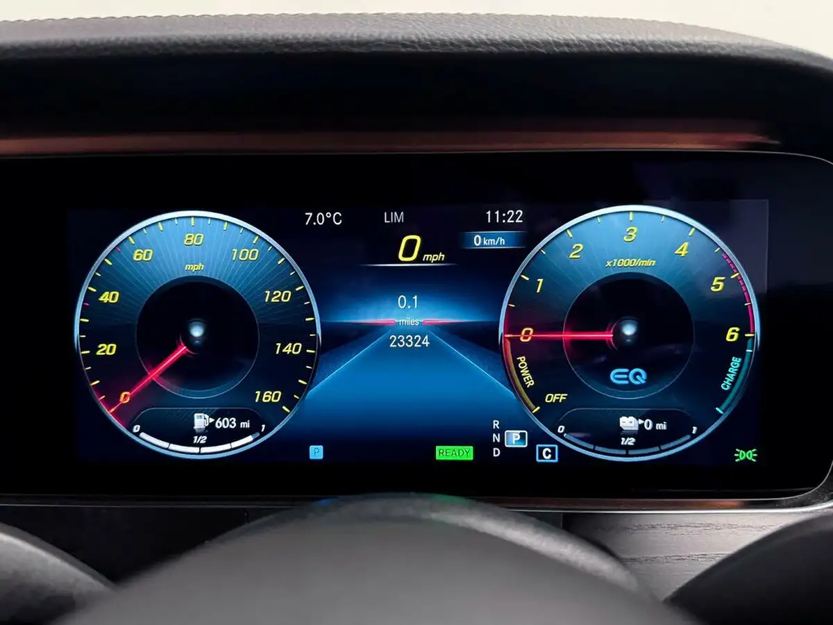 2020-mercedes-benz-e-class-20d-e300de-amg-line-eq-power-saloon-4d-big-38