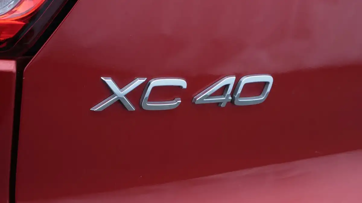 2019-volvo-xc40-20-t4-r-design-awd-big-22