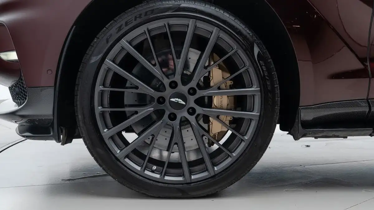 2022-aston-martin-dbx-40-v8-big-10