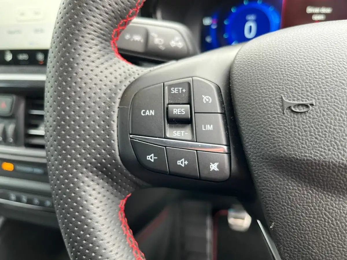 2023-ford-focus-23t-st-hatchback-big-31