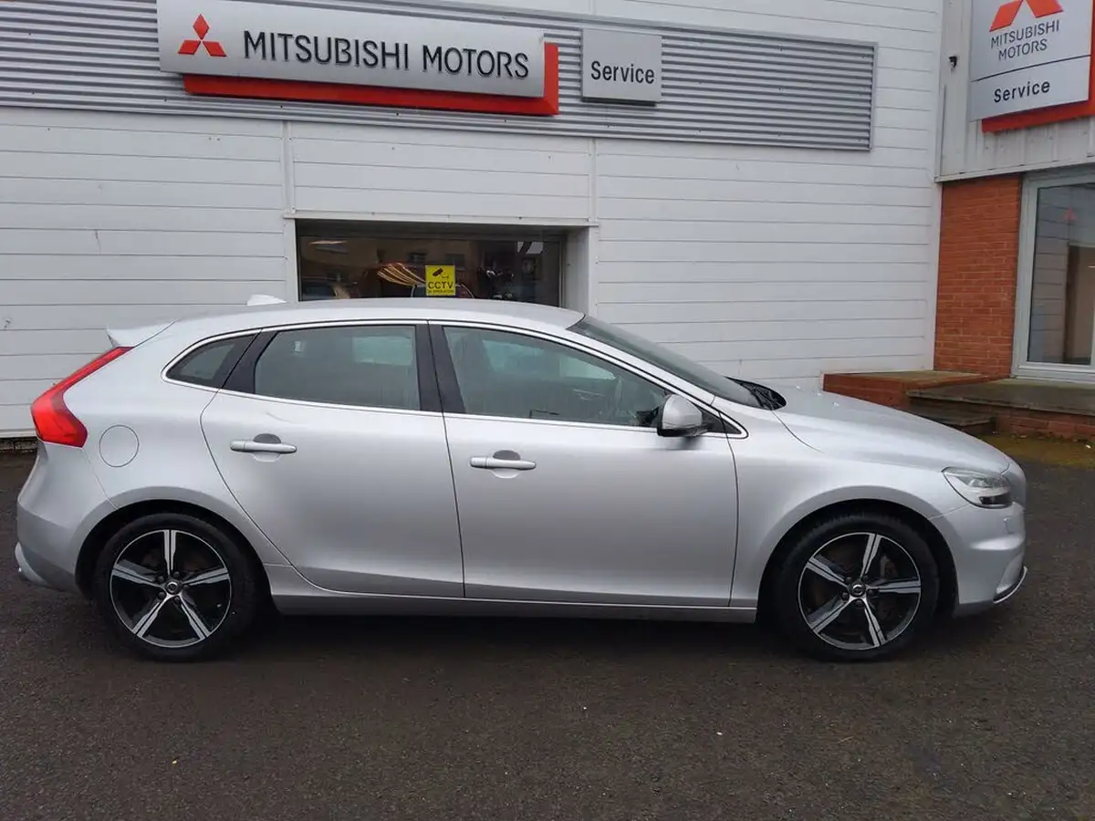 2016-volvo-v40-20td-d4-r-design-big-6