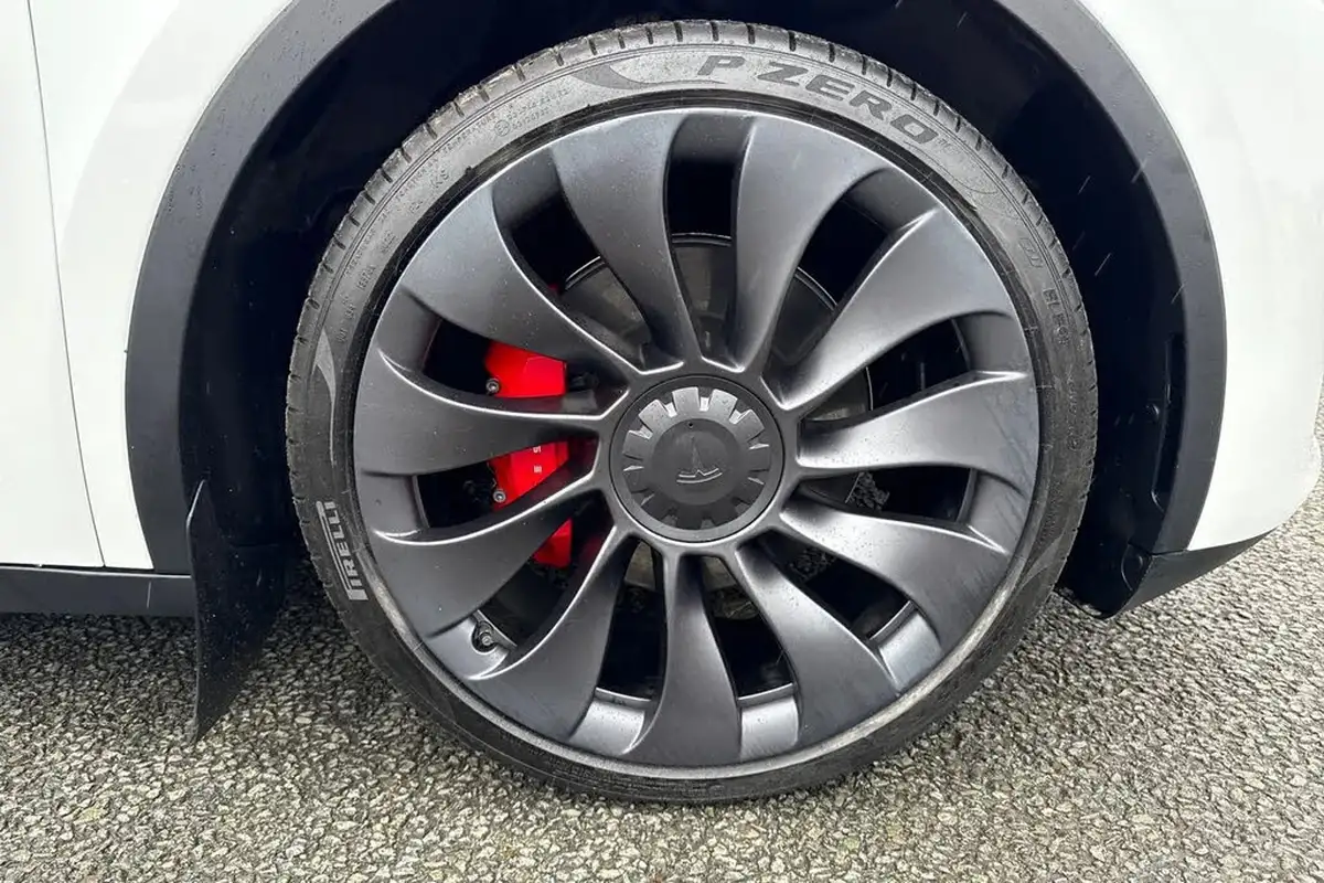 2023-tesla-model-y-e-performance-big-6