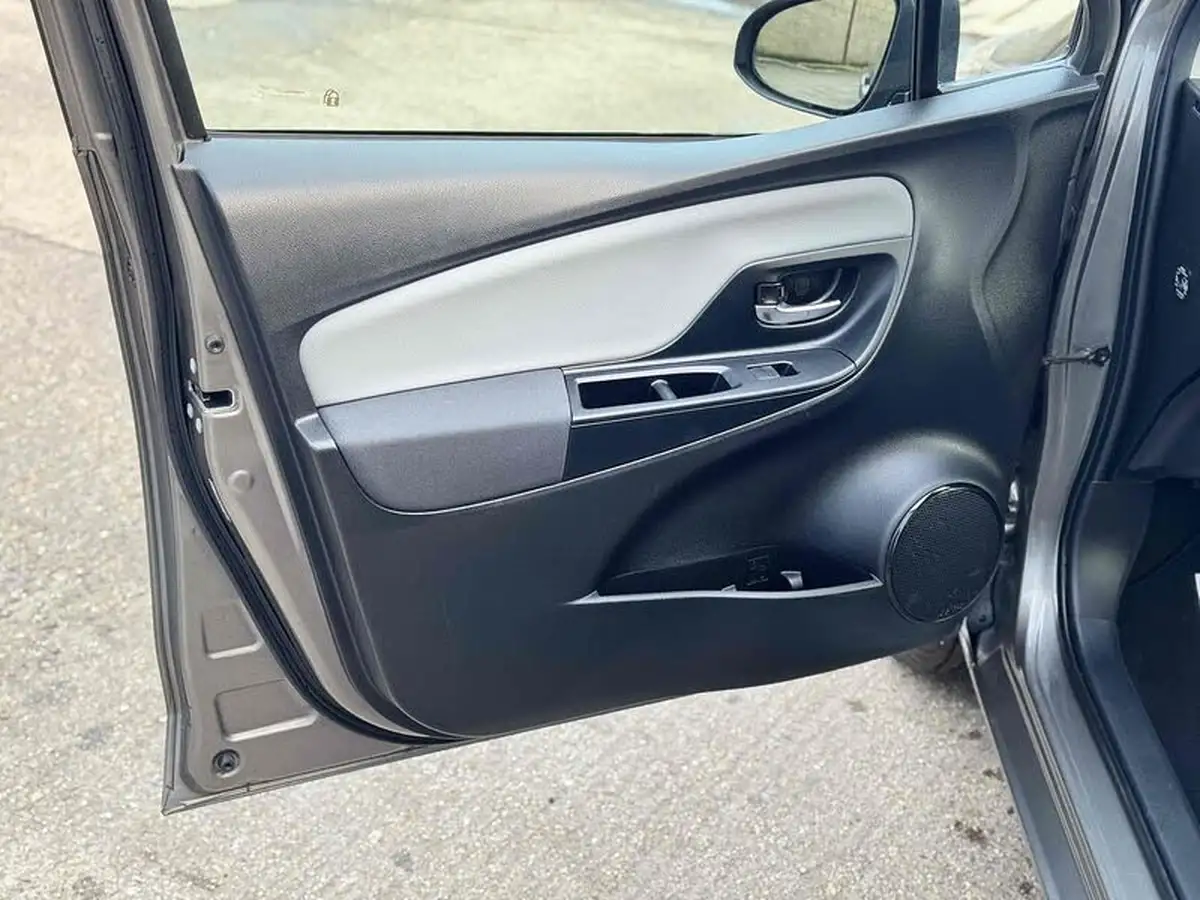 2019-toyota-yaris-15-vvt-i-icon-tech-98bhp-hybrid-1497cc-e-cvt-big-37