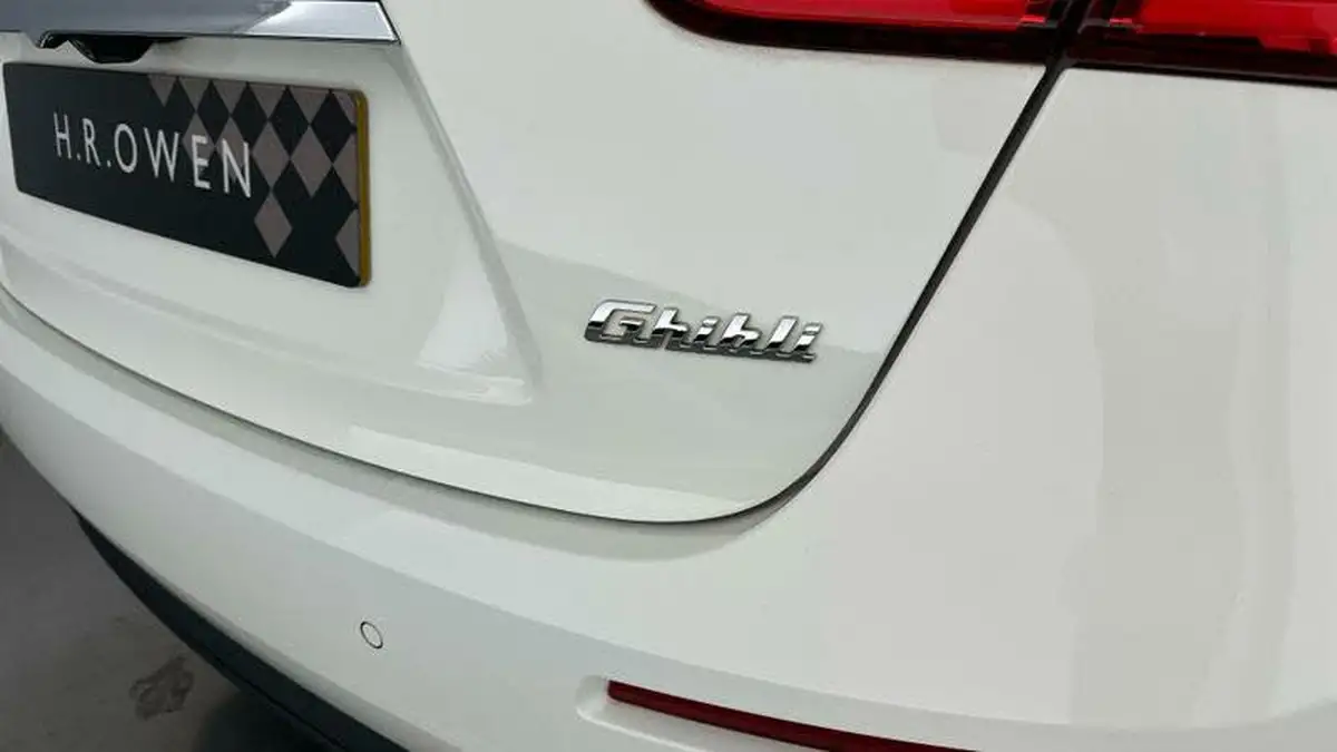 2020-maserati-ghibli-30-big-39