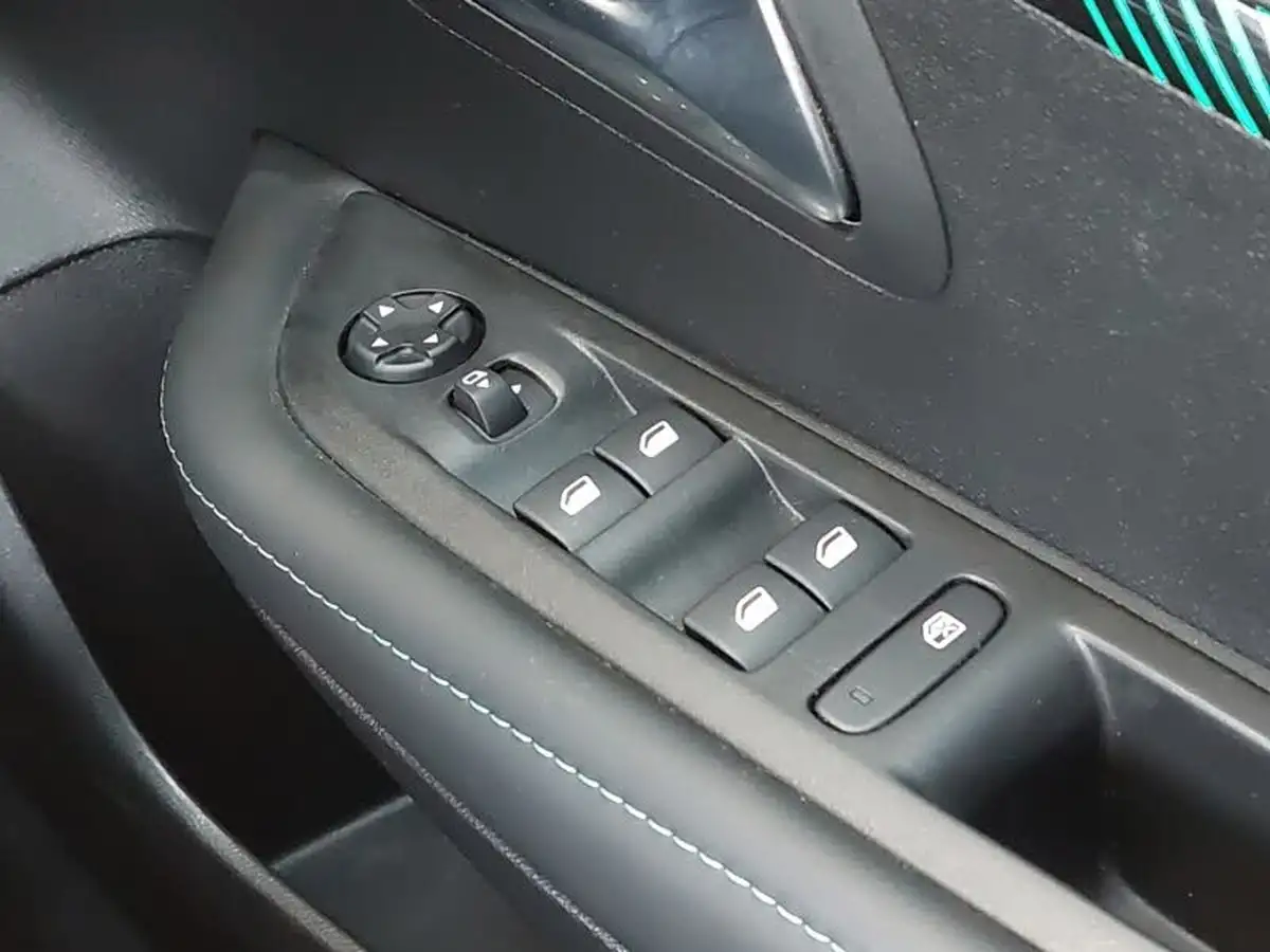 2022-peugeot-208-12-puretech-allure-premium-100bhp-big-18