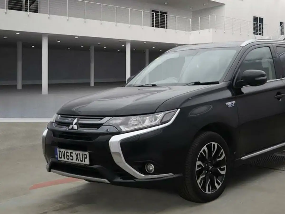 2015-mitsubishi-outlander-20-gx4h-phev-big-1