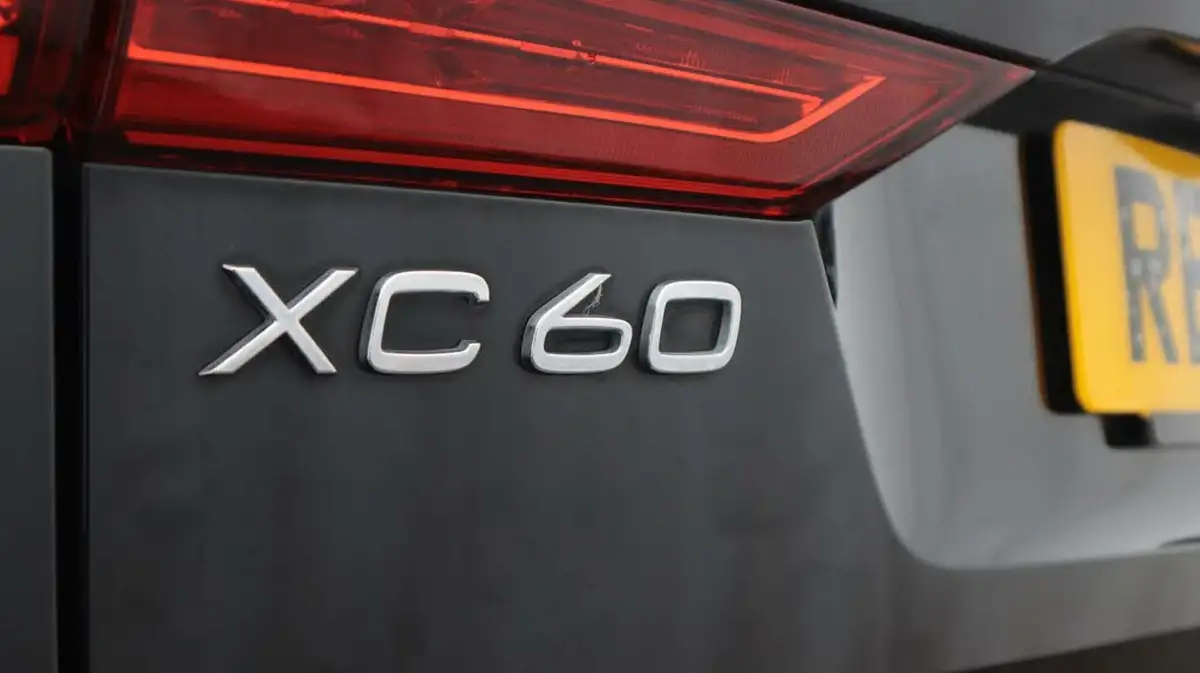 2021-volvo-xc60-20-b5-r-design-awd-big-20