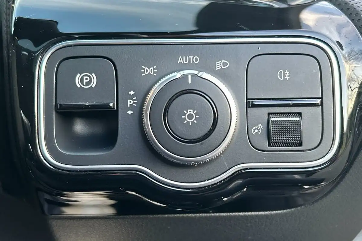 2022-mercedes-benz-a-class-20-a250-amg-line-premium-plus-edition-hatchback-5d-big-60