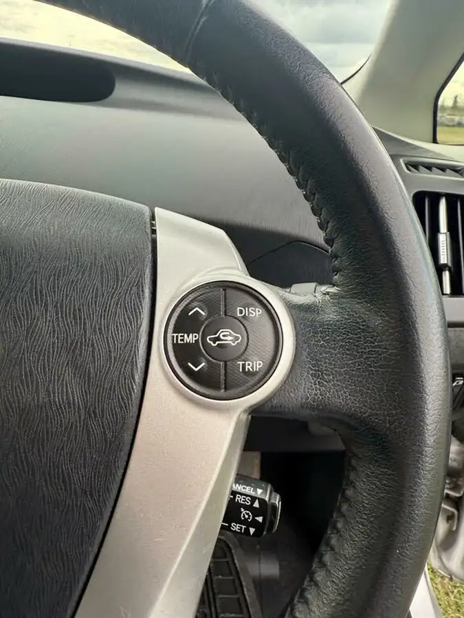 2014-toyota-prius-18-vvt-i-phev-big-19