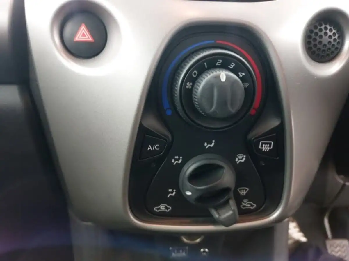 2016-citroen-c1-10-vti-feel-3d-big-15