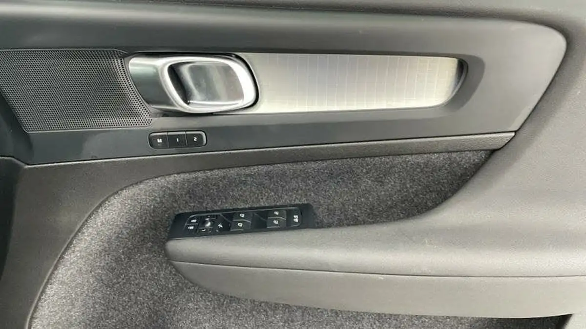 2024-volvo-xc40-20-b4-plus-big-18
