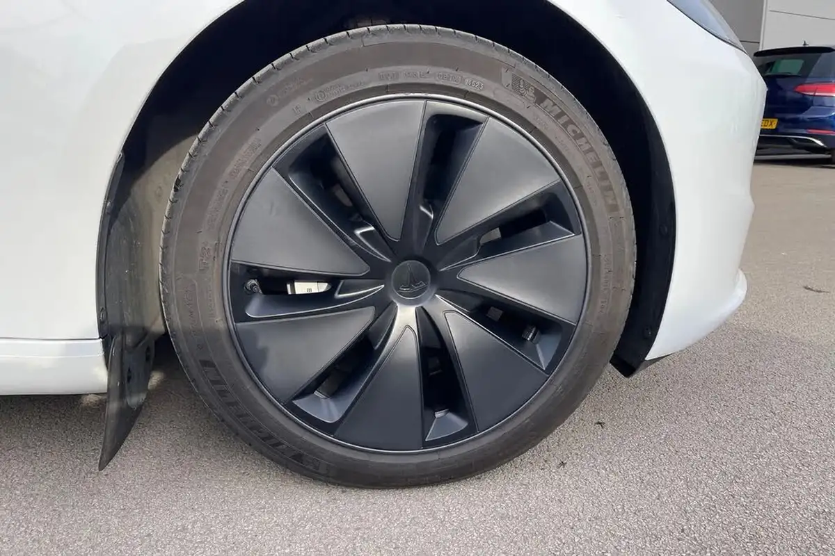 2024-tesla-model-3-big-12