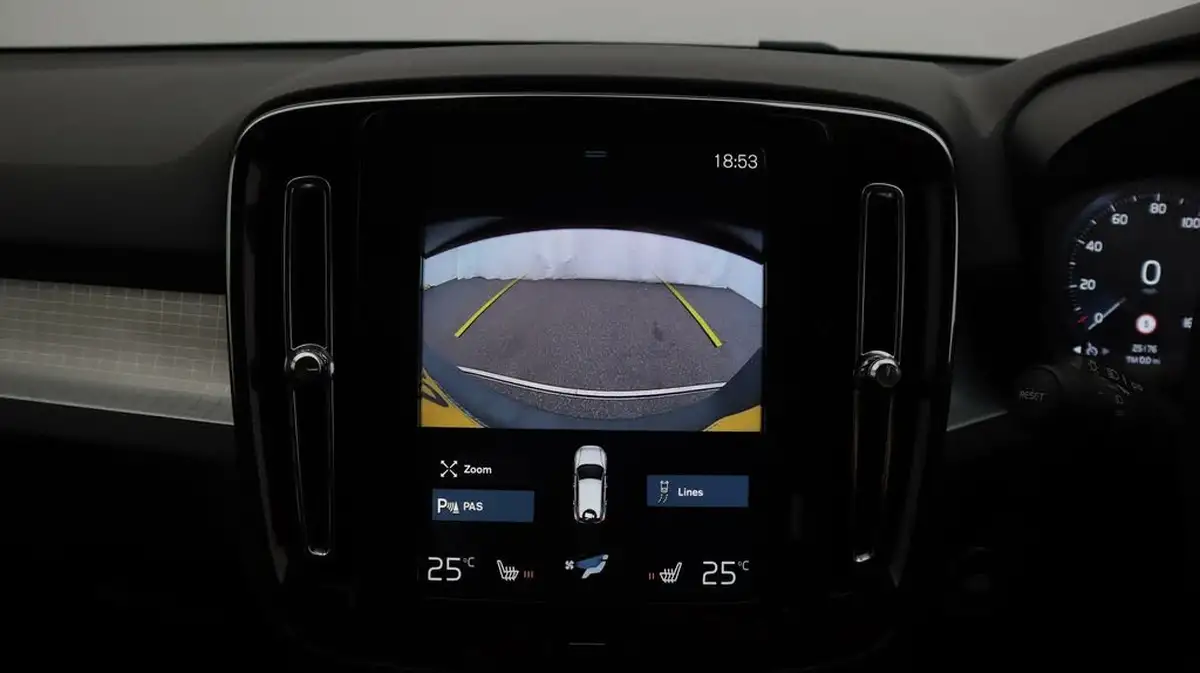 2019-volvo-xc40-20-t4-momentum-pro-big-23