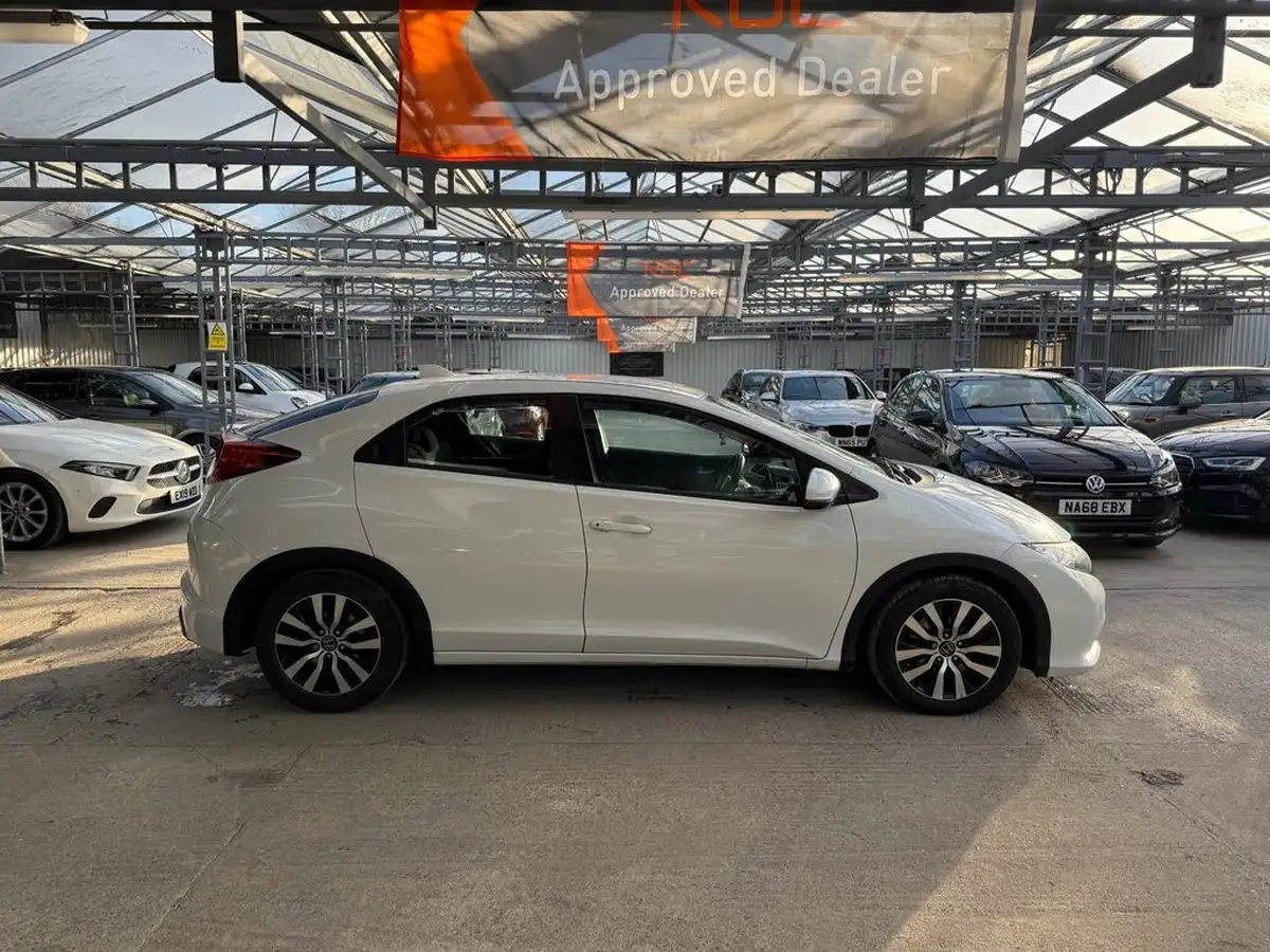 2014-honda-civic-16td-se-plus-hatchback-big-4