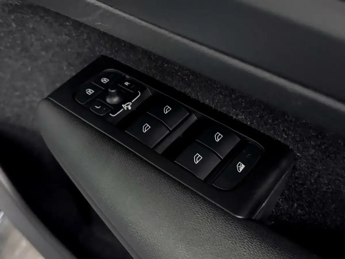 2021-volvo-xc40-e-p8-r-design-big-22