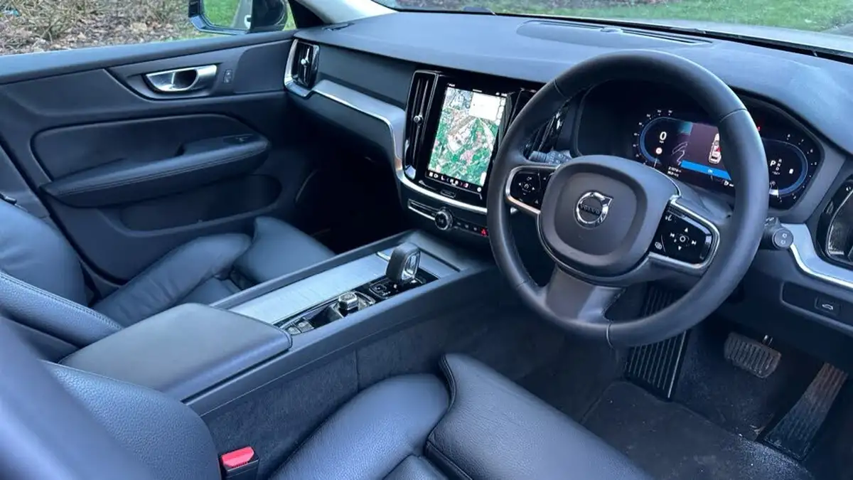 2023-volvo-v60-20-b3-plus-station-wagon-big-4