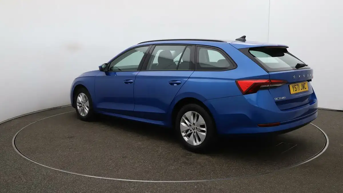 2022-skoda-octavia-10-tsi-se-technology-109ps-hatchback-big-4