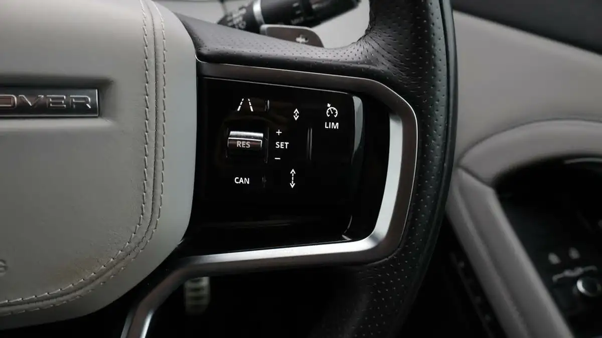 2021-land-rover-range-rover-evoque-15-p300e-r-dynamic-hse-big-24