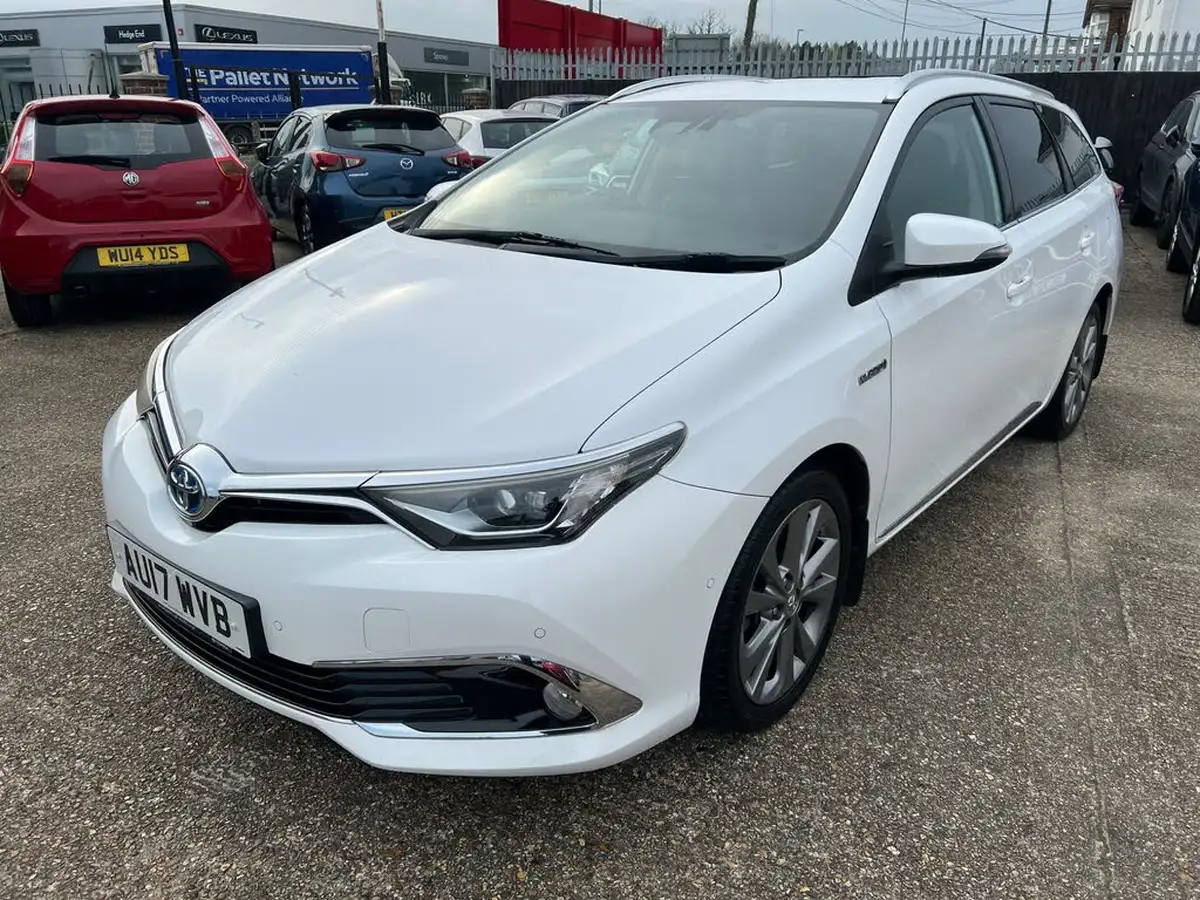 2017-toyota-auris-18-vvt-i-hsd-excel-estate-big-2