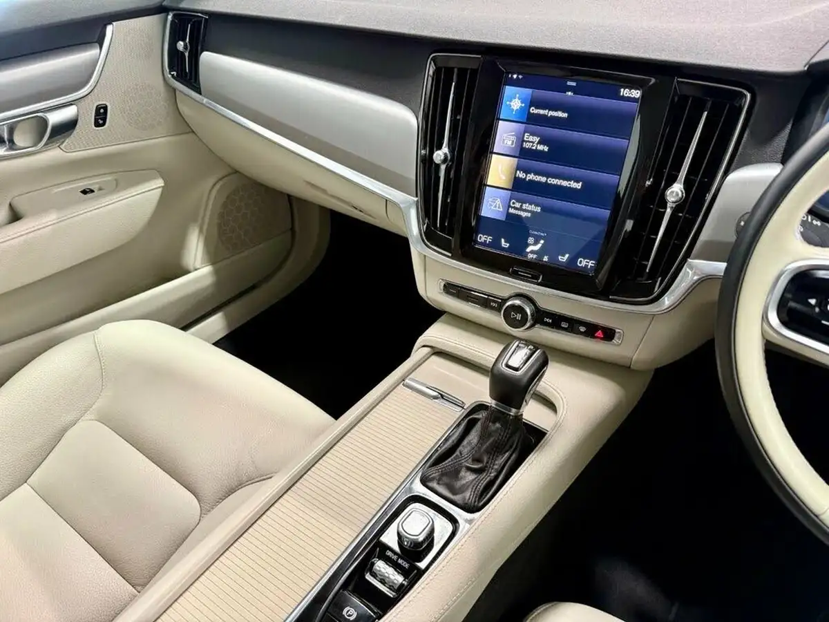 2019-volvo-s90-20-t4-momentum-big-17